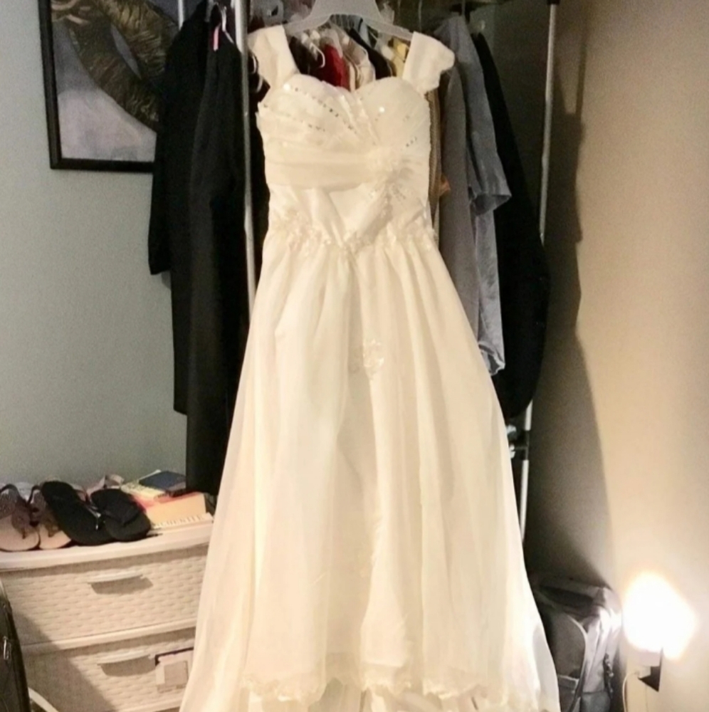Wedding gown with complete accessories